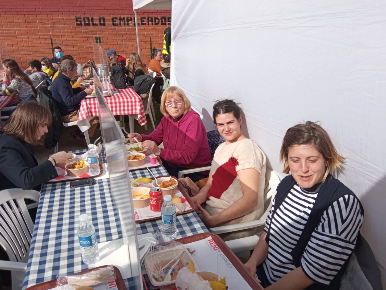 Por la izquierda, Chelo Espina, Susana Folgueiras y Bárbara Galán en la carpa acondicionada para la comida