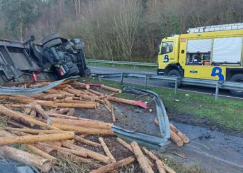 Un herido tras volcar un camión en Villaviciosa