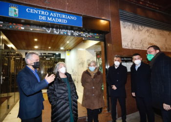 Galería: Ana González y Adrián Barbón visitan el Centro Asturiano de Madrid