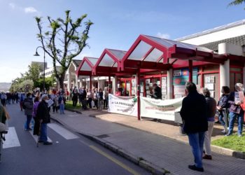 Denuncian esperas con colas de hasta 20 metros en el centro de salud de Perchera