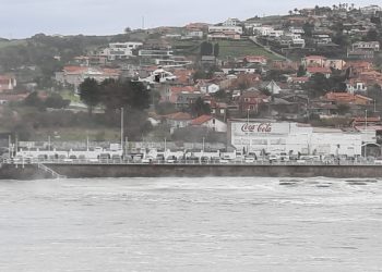 Vídeo | Rescatada en helicóptero una mujer en la playa de San Lorenzo
