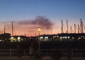Fotos | Otro atardecer «negro» en Gijón