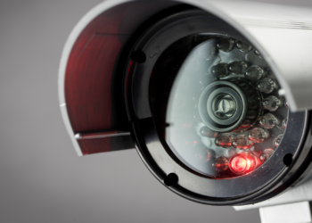 Padre e hijo agreden a un vigilante tras robar unas cajas de bombillas en Gijón