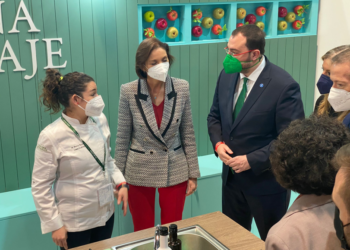 Adrián Barbón visita el stand de Asturias en FITUR