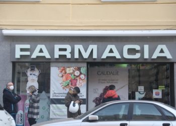 Más de cincuenta farmacias comunicarán al Principado los positivos por COVID-19