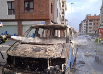 Arde un vehículo en la calle Gloria Fuertes de Viesques