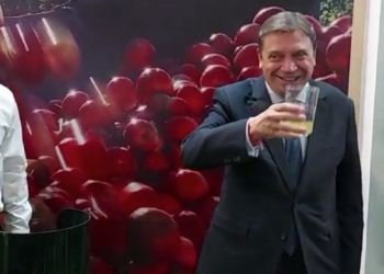 «No soy asturiano»: el ministro Planas bebe ‘a sorbos’ un culín de sidra en Fitur