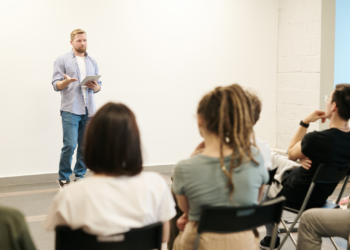El profesorado asturiano carece de formación práctica frente al abandono escolar, según un estudio de Ayuda en Acción