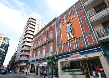 Proponen vincular la imagen del niño del cartel de calzados Chiqui a Feten