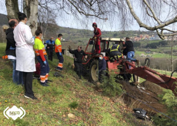 Fallece un hombre de 54 años en un accidente con un tractor en Tineo