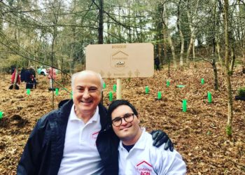 Voluntarios y jóvenes con discapacidad intelectual plantan árboles en Candamo