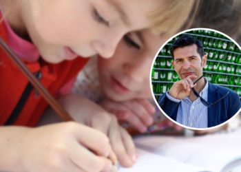 Sacad vuestra sucia burocracia de nuestras escuelas