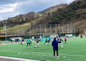 Fallece un aficionado en Pola de Lena tras caerle un torre de iluminación encima