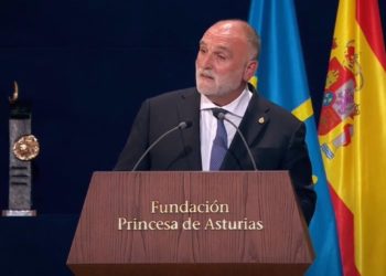 El chef asturiano José Andrés reparte comida en la frontera de Ucrania