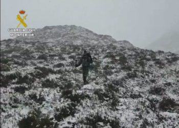 El viento y la nieve complican la búsqueda del corredor de montaña desaparecido el sábado en Picos de Europa