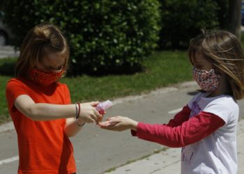 ¿Fin de la mascarilla en interiores? Los pediatras piden su «retirada progresiva» de las aulas