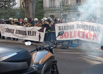 Vídeo | «Todos somos Eloy», los bomberos de Asturias protestan frente a la Junta