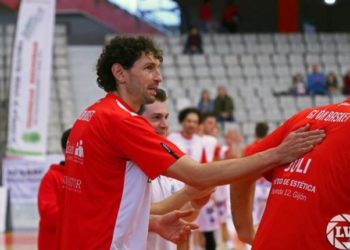 Corinto Gijón Basket sale del descenso a lomos de un MVP de 46 años