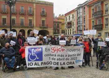 Concentración en Gijón contra el pago de la tarjeta ORA en personas con movilidad reducida
