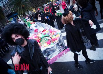 Llantos desconsolados: Muerte y entierro de Sardi