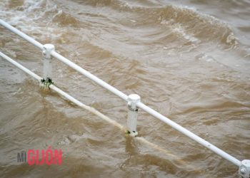 Fotos | Olas ‘marrones’ chocan contra el Muro