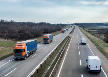 Adiós al margen de 20km/h para adelantar en carretera: todos los cambios de la nueva ley de tráfico