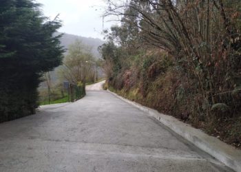 Pavimentados los tramos pendientes de dos accesos a viviendas en Deva y Caldones