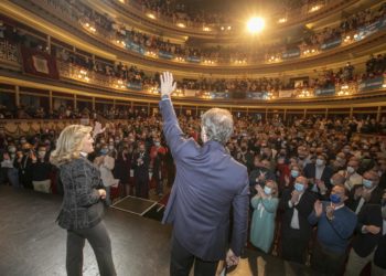 Feijóo telefonea al casadista que interrumpió su acto en Oviedo: «Creo en un PP sin miedos a opinar»