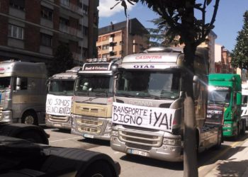 Oviedo, paralizado por centenares de transportistas y ganaderos
