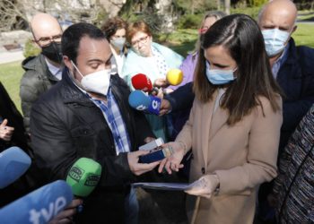 Un camionero asturiano pide ayuda a la ministra Belarra: «Nos cuesta mucho pagar»