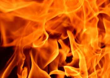 Calcinada una furgoneta y otros vehículos en El Entrego