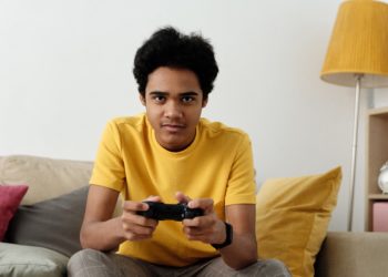 El Bono Joven es ya una realidad: descubre cómo conseguirlo y en qué te lo puedes gastar si cumples 18 este año