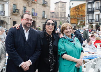 Galería | Adrián Barbón se suma a la celebración de la Comida en la Calle de Avilés