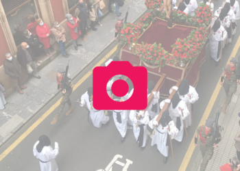 Galería | El buen tiempo y la Semana Santa llenan las calles y las terrazas de Gijón