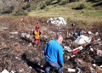 Fallece una mujer de 29 años tras caer por un desnivel la autocaravana en la que circulaba por Onís