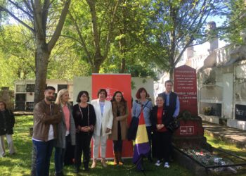 El PSOE gijonés celebra el día de la República en un acto en el cementerio de El Sucu