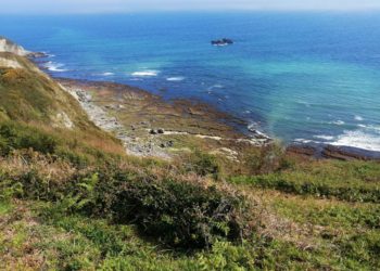 La playa de Serín cerrada tras la detección de una mancha