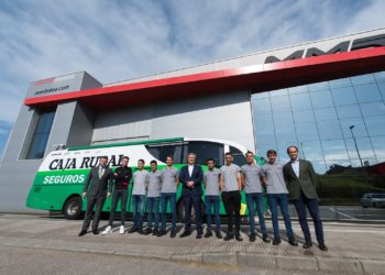 La plantilla de Caja Rural-Seguros RGA visita la sede de MMR Bikes