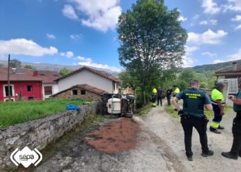 Herido un hombre en Cabrales tras volcar el vehículo en el que trabajaba