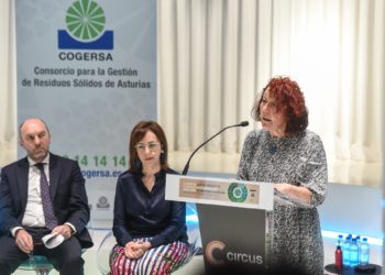 El vicepresidente Juan Cofiño; la gerente de Cogersa, Paz Orviz, y la presidenta de la Federación Asturiana de Concejos. Cecilia Pérez.