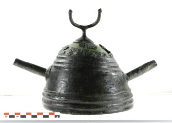 El Museo Arqueológico incorpora a su colección dos cascos de la Edad del Hierro, únicos en el repertorio de armamento prehistórico europeo