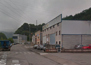 Un coche calcinado en un polígono industrial de Langreo￼