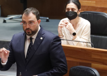 Barbón afea al PP que se limite a hacerse una foto ante la planta de Danone y culpe al Principado de su marcha