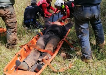 Rescatado un hombre en Caravia tras caerle encima una roca