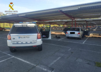 Localizan a un preso fugado cuando dormía en un coche en Gijón