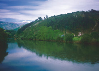 Se busca a una persona tras caer al río Deva