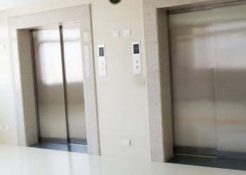 Piden tres años de prisión a una mujer por robar a un hombre de 85 años en un ascensor de Gijón