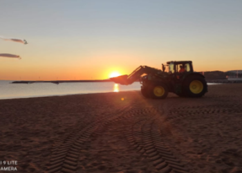 Emulsa trabaja preparando las playas urbanas de Gijón