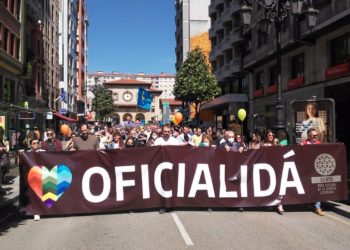 Miles de personas se manifiestan contra los «pasos atrás» en la normalización de la lengua asturiana