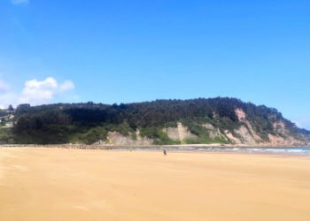 Una quincena de ‘Banderas Azules’ ondearán este verano en los arenales asturianos